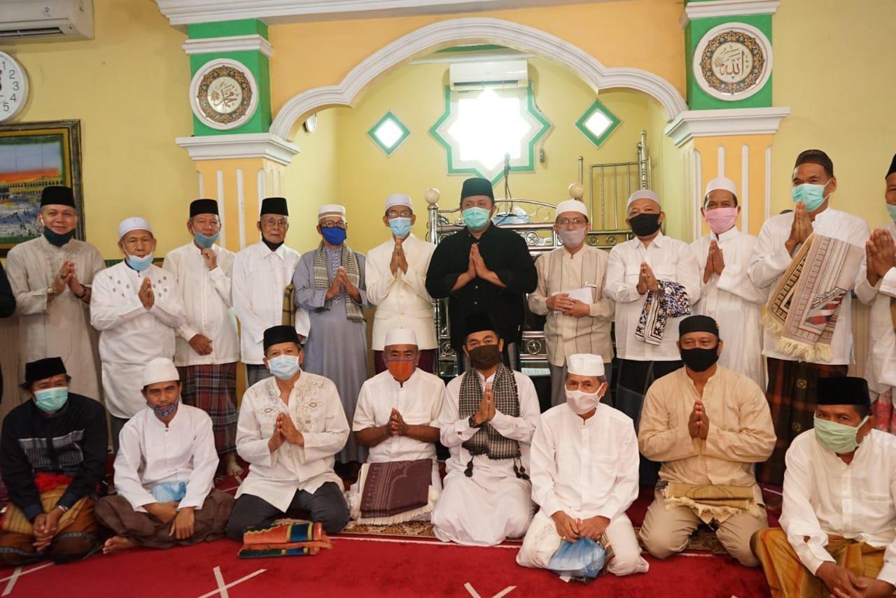 safari-jumat-gubernur-herman-deru-bantu-pengembangan-masjid-al-ikhlas-220806e-rev2.jpg
