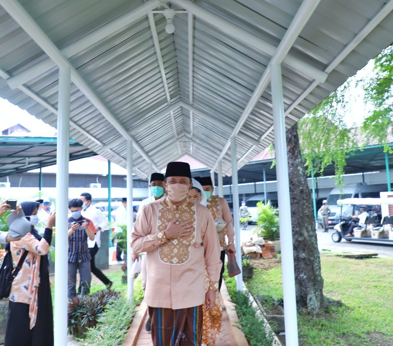 jaga-protokol-kesehatan-herman-deru-dan-keluarga-pilih-shalat-ied-di-musala-griya-agung-2208069-rev2.jpg