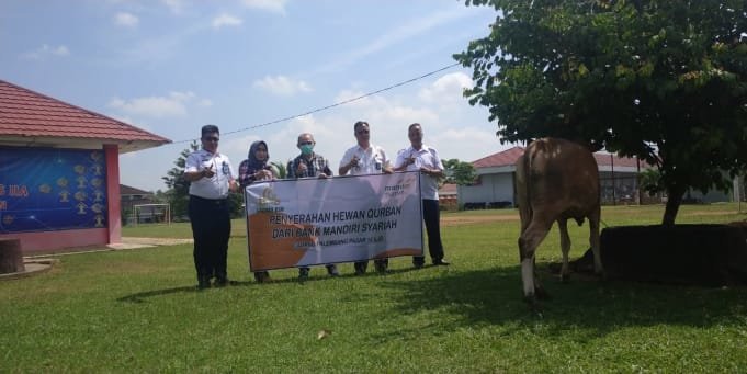 jalang-idul-adha-lapas-banyuasin-terima-bantuan-satu-sapi-kurban-220806i-rev2.jpg