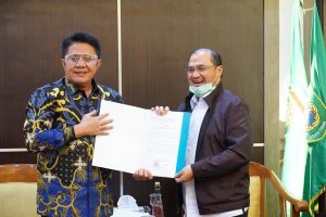 ketua-dmdi-indonesia-herman-deru-serahkan-sk-penunjukan-ketua-dmdi-provinsi-babel-220806q-rev2.jpg