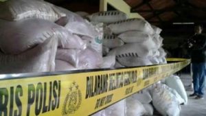 polda-sulteng-amankan-27-ton-pupuk-ilegal-2208064-rev1.jpg