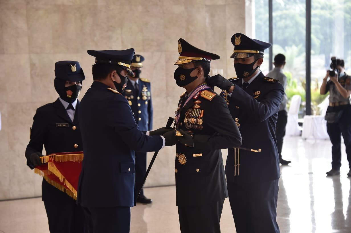 panglima-tni-sematkantanda-kehormatan-bintang-angkatan-kelas-utamakepada-kapolri-220806x-rev1.jpg