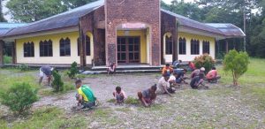 menjelang-digunakan-ibadah-satgas-754-kostrad-ajak-warga-bersihkan-gereja-kampung-nayaro-220806b-rev1.jpg