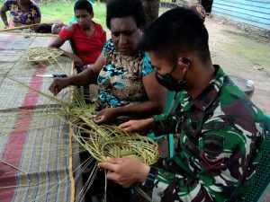 tingkatkan-keterampilan-dengan-memanfaatkan-bahan-yang-mudah-didapat-satgas-yonif-125-ajarkan-warga-sota-buat-kerajinan-tangan-anyaman-lidi-220806z-rev1.jpg
