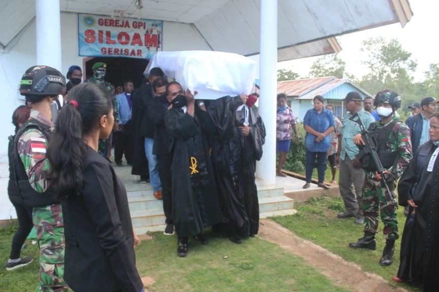 prajurit-satgas-pamtas-ri-png-yonif-125simbisa-turut-menghadiri-dan-membantu-proses-pemakaman-warga-220806e-rev1.jpg