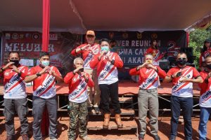 herman-deru-melumpur-bareng-ratusan-offroader-di-lanud-palembang-220806w-rev1.jpg