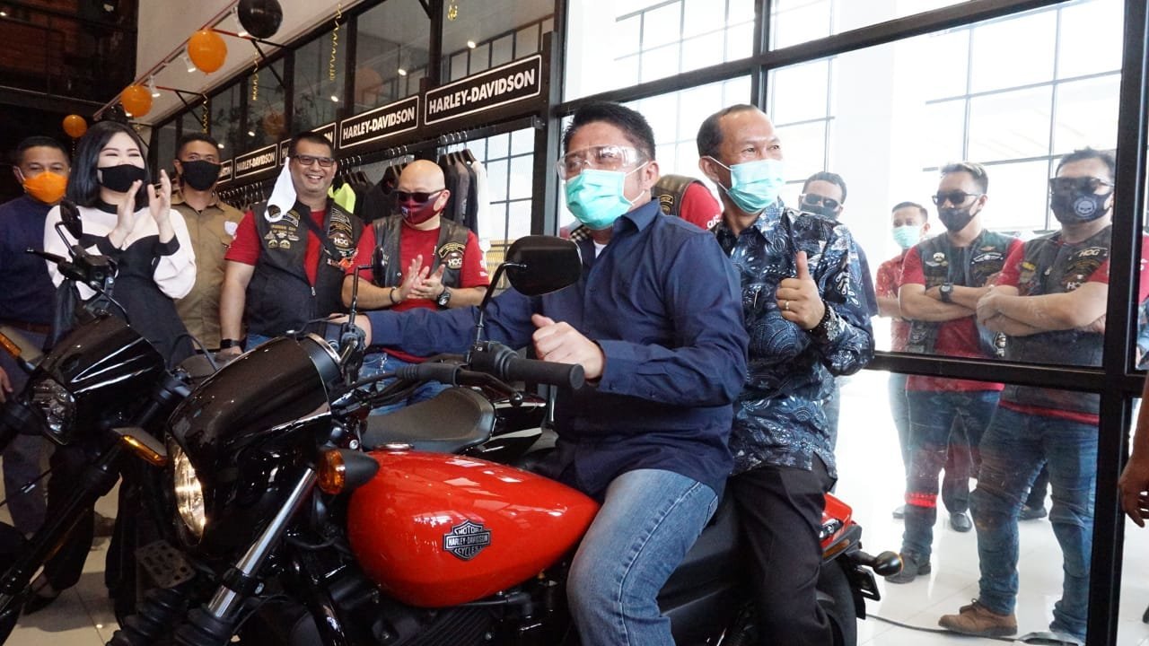herman-deru-ajak-penggemar-harley-ramaikan-grand-fondo-oku-selatan-2208064-rev1.jpg