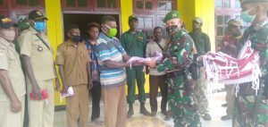tingkatkan-rasa-nasionalisme-dan-cinta-tanah-air-satgas-yonif-125simbisa-bagikan-bendera-merah-putih-kepada-warga-yanggandur-220806e-rev1.jpg