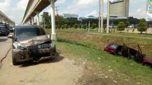 xenia-belok-mendadak-tabrak-ertiga-lalu-nyemplung-2208062-rev1.jpg