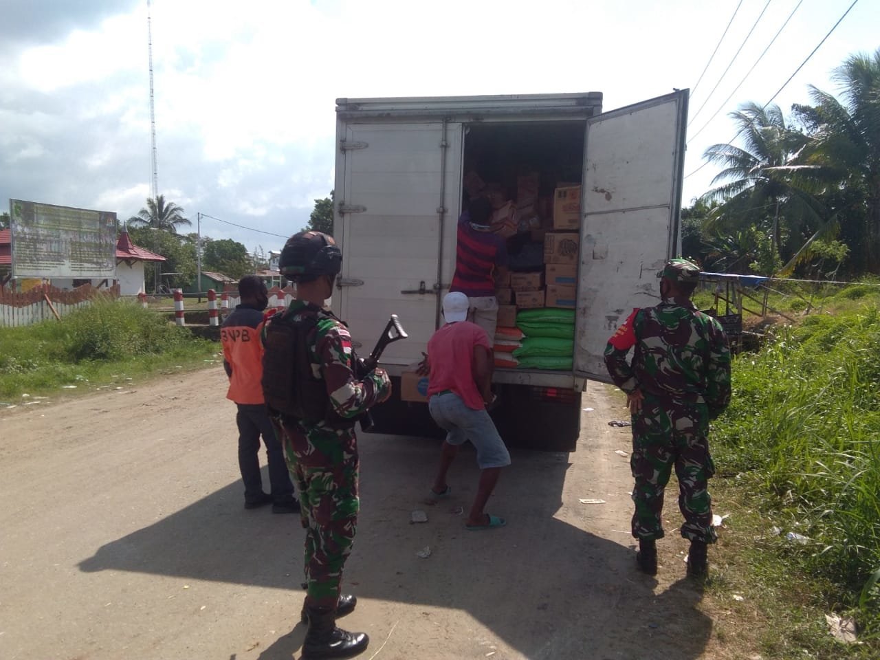 inilah-aktivitas-satgas-yonif-754-kostrad-yang-tergabung-dalam-posko-covid-19-di-pintu-masuk-kabupaten-sarmi-220806g-rev1.jpg