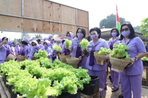 ny-nanny-hadi-tjahjantopimpin-panen-raya-dalam-rangkahut-ke-54-ikkt-220806b-rev2.jpg