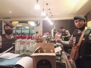 razia-sejumlah-cafe-di-palembang-polrestabes-amankan-24-dus-minuman-tanpa-izin-220806q-rev2.jpg