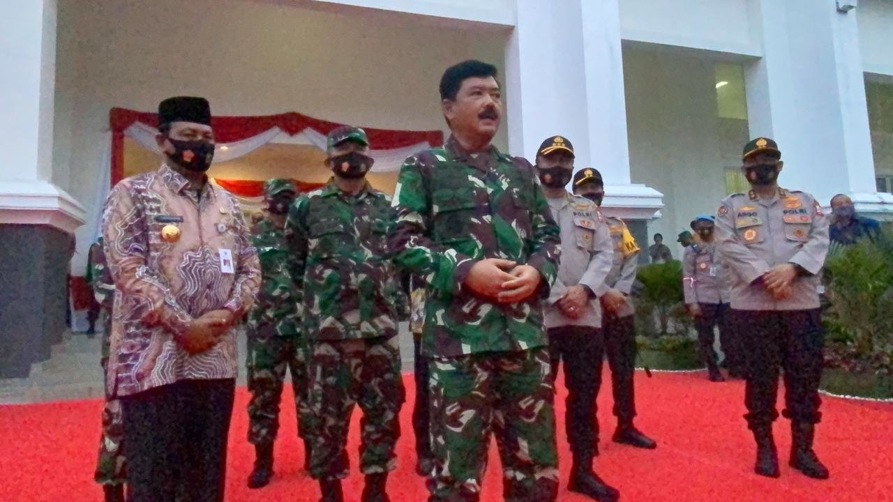panglima-tni-melepas-ratusan-babinsa-dan-bhabinkamtibmas-pengantar-bansos-2208069-rev2.jpg