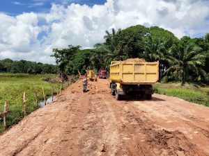satgas-tmmd-ke-108-kodim-0402-oki-terus-kebut-pekerjaan-jalan-2208067-rev2.jpg