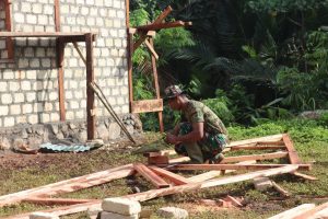 personel-tmmd-ke-108-kodim-yawa-percepat-pembangunan-13-unit-rumah-untuk-warga-220806o-rev2.jpg