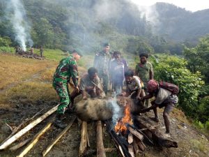 kebersamaan-dengan-warga-dan-lestarikan-tradisi-prajurit-satgas-754-bakar-batu-bersama-masyarakat-aroanop-220806n-rev2.jpg