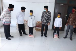 sekda-muba-serahkan-bantuan-sembako-ponpes-salamun-aitam-220806a-rev2.jpg