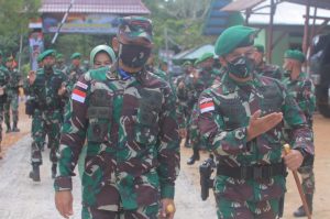 komandan-korem-174-merauke-kunjungi-satgas-pamtas-ri-png-yonif-mekanis-516cy-220806r-rev2.jpg