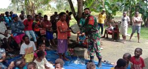 satgas-pamtas-yonif-125simbisa-bagikan-pakaian-layak-pakai-220806o-rev2.jpg