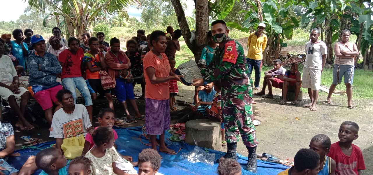 satgas-pamtas-yonif-125simbisa-bagikan-pakaian-layak-pakai-220806o-rev2.jpg