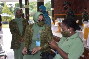 danrem-174-merauke-apresiasi-kerajinan-tangan-ibu-ibu-persit-kodim-1711-boven-digoel-220806z-rev2.jpg