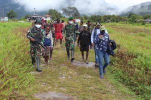 satgas-yonif-754-kostrad-kawal-kunjungan-wakil-ketua-1-dprd-timika-di-jila-papua-220806s-rev2.jpg