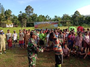 satgas-tmmd-kodim-1709-bagikan-bibit-tanaman-dan-sembako-kepada-warga-natabui-dan-toweta-220806k-rev2.jpg