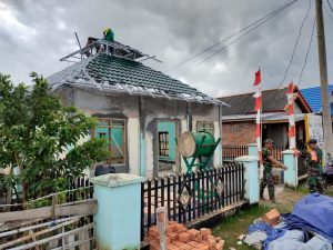 satgas-tmmd-ke-108-kodim-0402-oki-mulai-pasang-rangka-atap-masjid-220806v-rev2.jpg