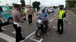 jaga-jarak-pengendara-muba-buat-marka-jalan-ala-motogp-220806r-rev2.jpg