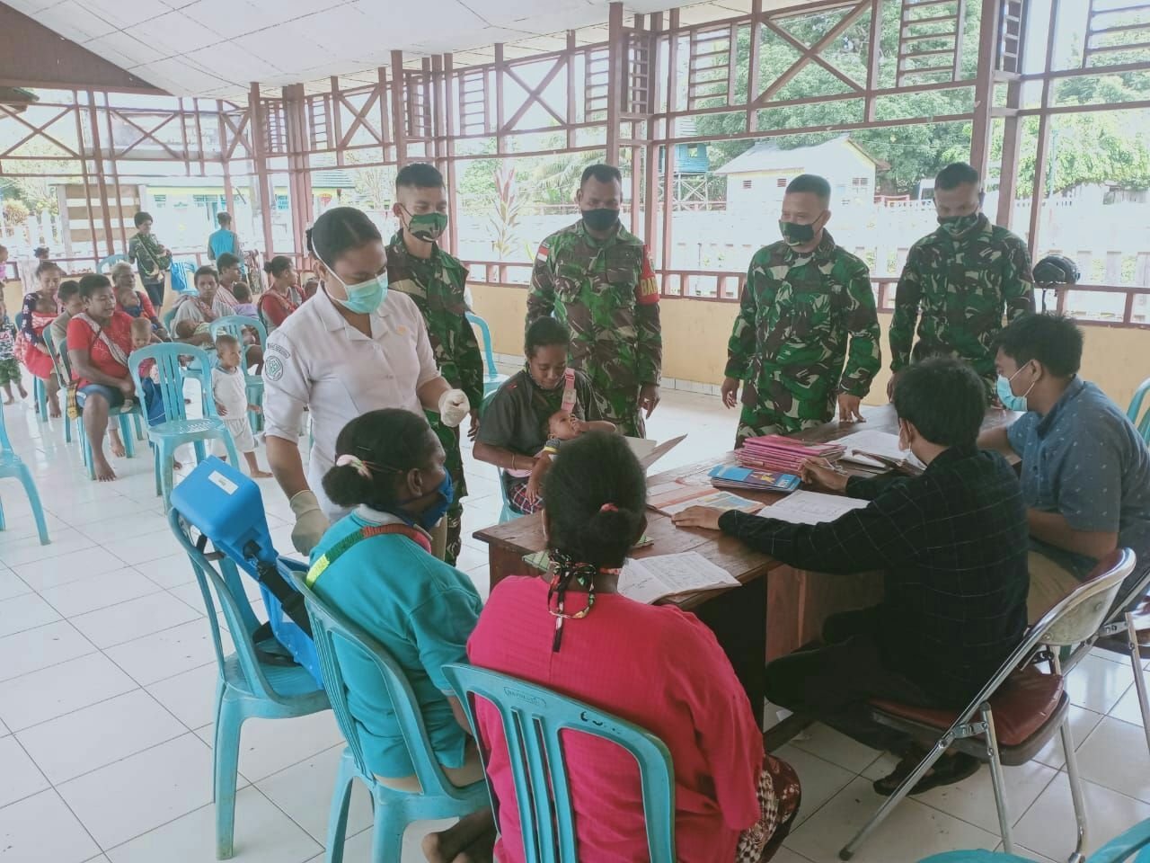 bersama-puskesmas-sota-satgas-yonif-125-gelar-pelayanan-kesehatan-terpadu-bagi-balita-220806j-rev2.jpg