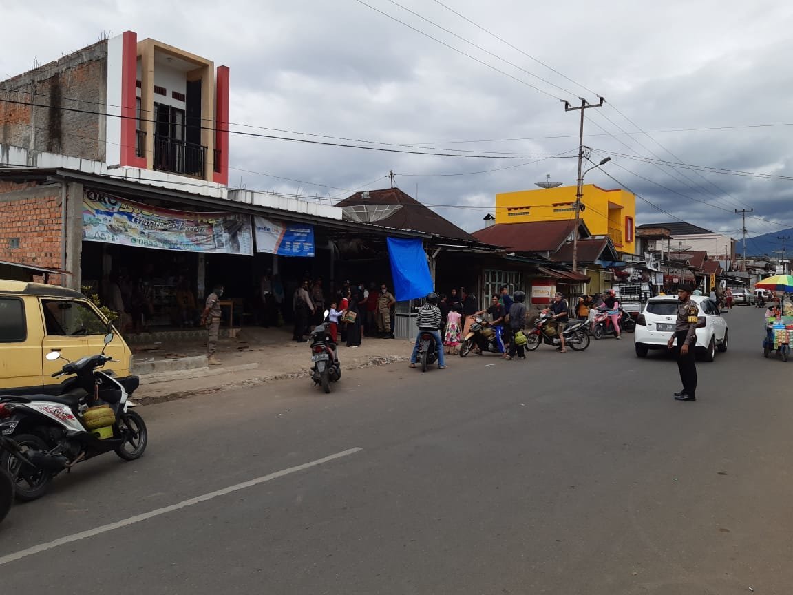 antre-pembelian-gas-melon-sempat-menganggu-arus-lalin-220806g-rev2.jpg