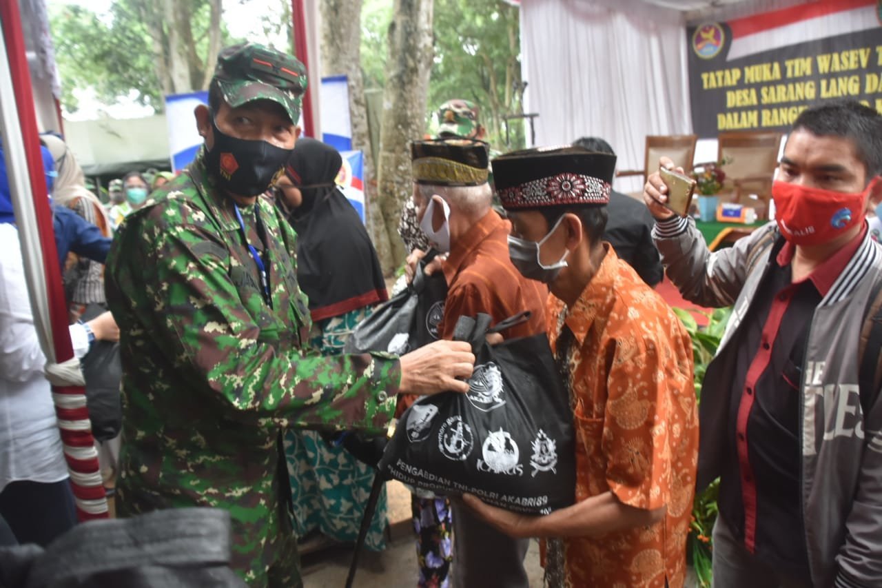 alumni-akabri-89-bagi-sembako-di-lokasi-tmmd-ke-108-kodim-0402oki-2208060-rev2.jpg