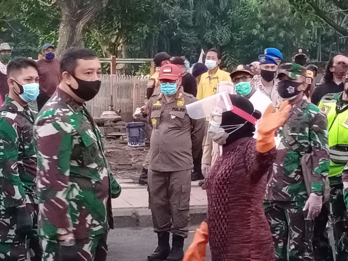 tegakkan-disiplin-protokol-kesehatan-pangkogabwilhan-ii-geruduk-pasar-keputran-surabaya-2208064-rev2.jpg