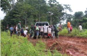 kondisi-jalan-setapak-licin-dan-berlumpur-satgas-tmmd-bersama-warga-angkut-material-dengan-berjalan-kaki-220806e-rev2.jpg