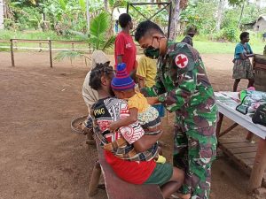 peduli-terhadap-kesehatan-satgas-yonif-125-berikan-pelayanan-kesehatan-kepada-warga-perbatasan-220806p-rev2.jpg