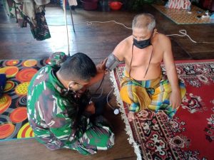 satgas-tmmd-ke-108-kodim-0402-oki-berikan-pelayanan-kesehatan-dan-penyuluhan-bahaya-covid-19-220806l-rev2.jpg