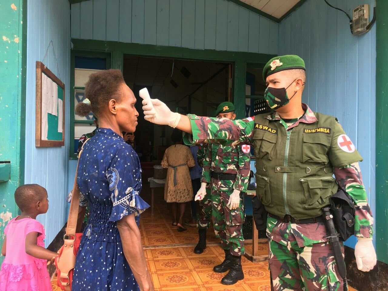 cegah-penyebaran-covid-19-satgas-yonif-125-lakukan-penyemprotan-disinfektan-dan-pengukuran-suhu-tubuh-serta-pembagian-masker-di-gereja-220806o-rev2.jpg
