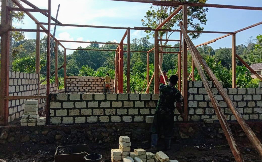 satgas-tmmd-108-kodim-1709yawa-bangun-13-rumah-permanen-220806v-rev2.jpg