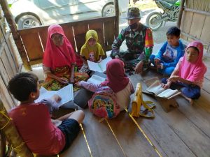 satgas-tmmd-ke-108-kodim-0402-oki-ngajar-anak-anak-mengaji-2208061-rev2.jpg