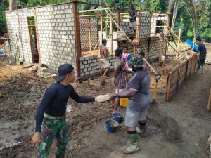 prajurit-tni-bersama-warga-kampung-natabui-gotong-royong-bangun-rumah-220806j-rev2.jpg