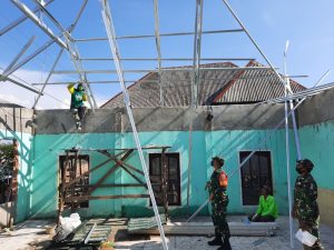 dansatgas-tmmd-ke-108-kodim-0402-oki-tinjau-pemasangan-kerangka-atap-masjid-2208067-rev2.jpg