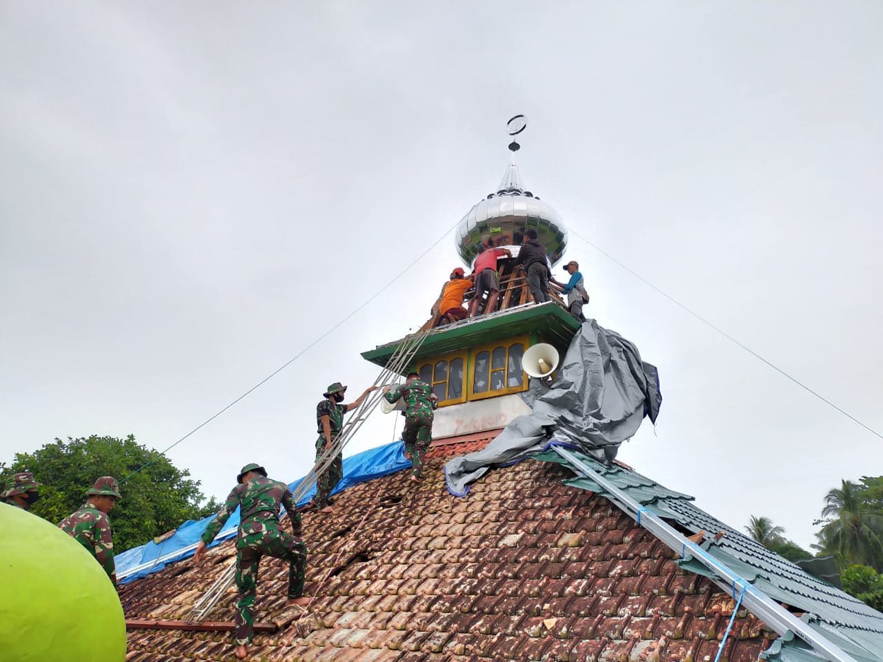 satgas-tmmd-ke-108-kodim-0402oki-bersama-masyarakat-pasang-kubah-masjid-220806m-rev3.jpg