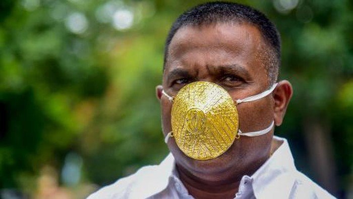 tajir-melintir-pria-ini-pakai-masker-emas-rp-54-juta-220806i-rev3.jpg