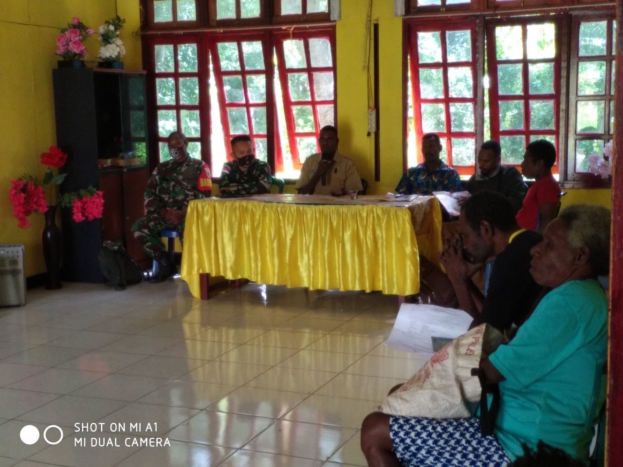dampingi-penyaluran-blt-satgas-yonif-125smb-himbau-warga-pergunakan-dengan-baik-220806y-rev3.jpg