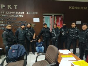 selipkan-pisau-di-pinggang-ad-berurusan-dengan-hukum-220806a-rev2.jpg
