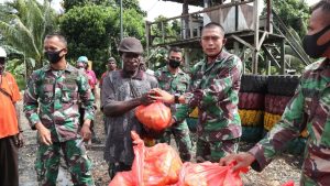 prajurit-satgas-yonif-754-bagikan-sembako-kepada-masyarakat-nayaro-220806s-rev2.jpg