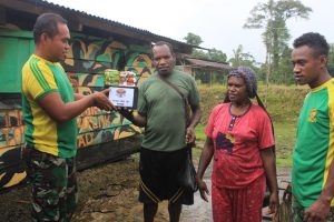 hadapi-masa-sulit-masyarakat-datangi-pos-satgas-754-kostrad-220806e-rev2.jpg