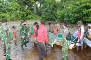 personel-satgas-pamtas-ri-png-yonif-125-bantu-evakuasi-seorang-ibu-yang-mau-melahirkan--220806l-rev2.jpg