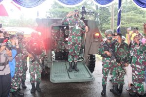 gunakan-panser-anoa-danrem-merauke-berikan-kejutan-kepada-kapolres-mimika-di-hari-bhayangkara--220806q-rev3.jpg