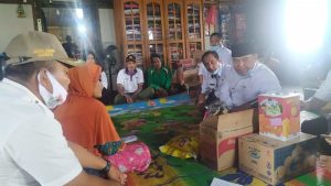 bupati-oi-bantu-korban-rumah-terbakar-di-desa-sungai-lebung-220806y-rev3.jpg